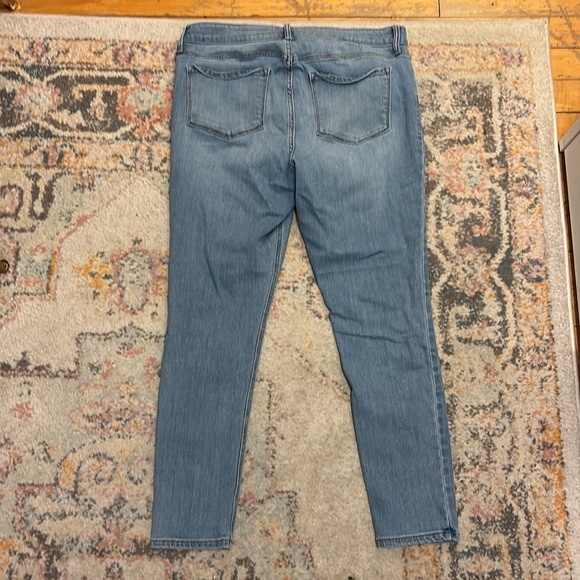 Old Navy light wash skinny jeans - Picture 3 of 3